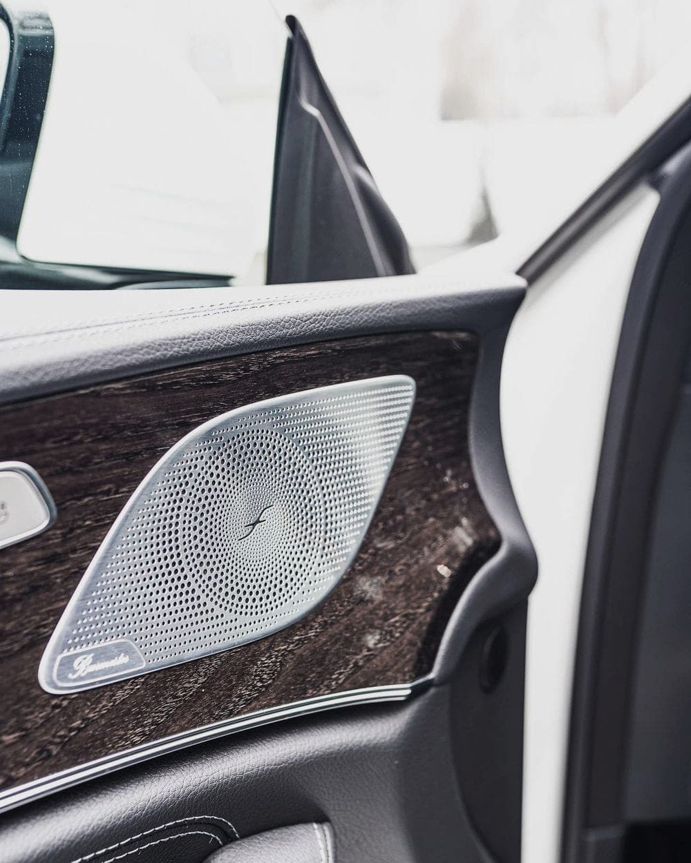 Door card with a fitted speaker grille